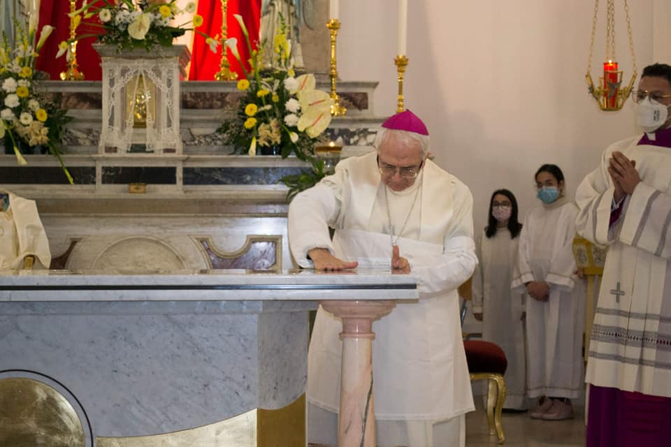 Anoia si veste di gioia per la consacrazione dell’altare della Chiesa di Maria Santissima dell’Assunta