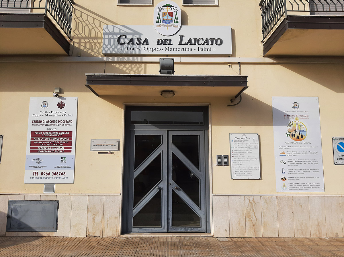 Il Vescovo Francesco mette a disposizione la Casa del Laicato di Gioia Tauro e altre strutture della diocesi per farle diventare centri per la somministrazione dei vaccini.
