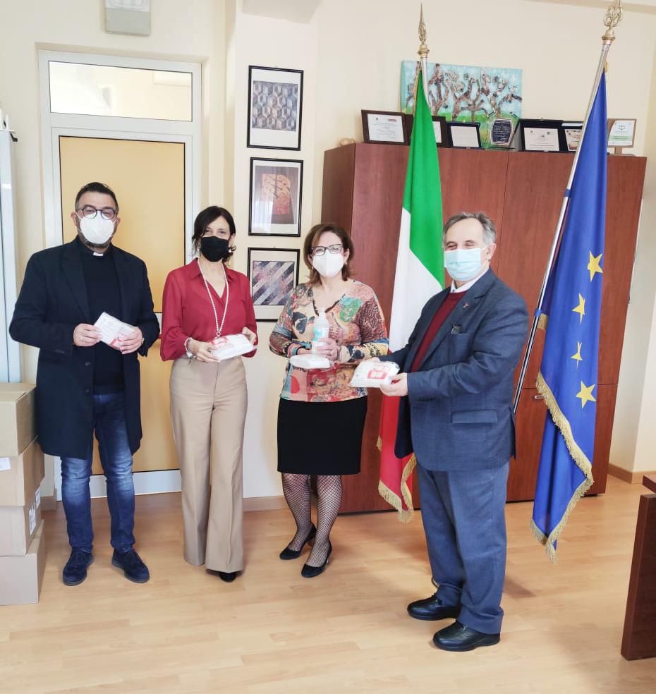 L”I.C. Monteleone – Pascoli dona alla Caritas mascherine e gel.