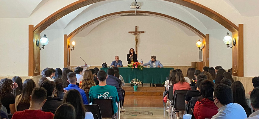Gli studenti del Liceo San Paolo hanno incontrato il poeta Michele Caccamo