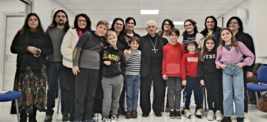 Il Vescovo Milito accoglie in curia i bambini di Taurianova con genitori in cielo e consegna la Croce inviata per loro dal Papa