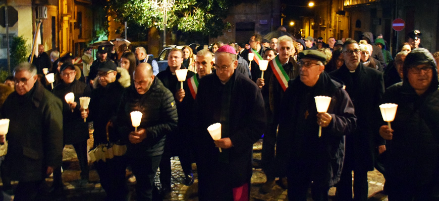 Fiaccolata silenziosa di solidarietà a Varapodio guidata dal Vescovo Alberti.