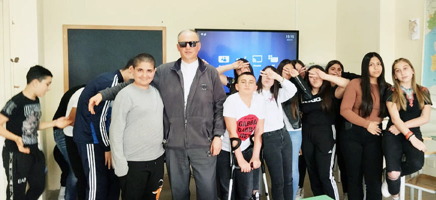 I ragazzi del centro giovanile “Beato Carlo Acutis” di Rosarno intervistano il vescovo Alberti