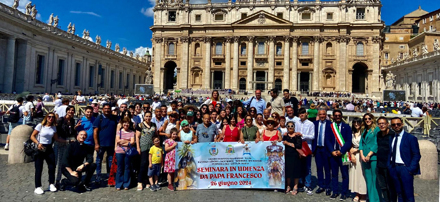 Papa Francesco benedice una copia della Madonna dei Poveri di Seminara