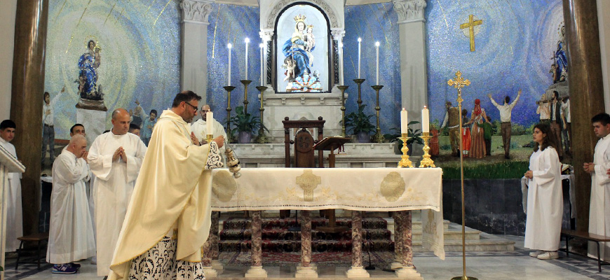 Don Mino Ciano ha benedetto il mosaico celebrativo dei Miracoli della Madonna della Montagna di Taurianova