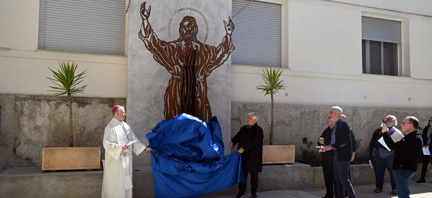 Nel Cortile della Curia di Palmi svelata l’opera “Cristo Accogliente con Maria” di Cosimo Allera