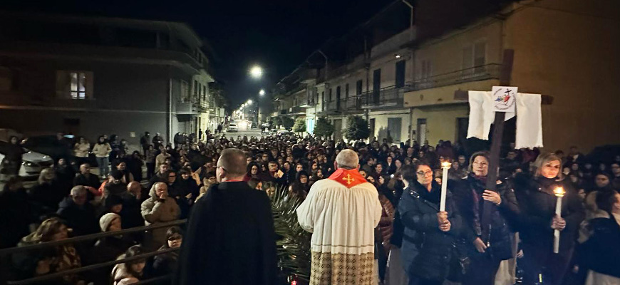 Via Crucis serale per le strade del paese: un evento di inclusione e comunione