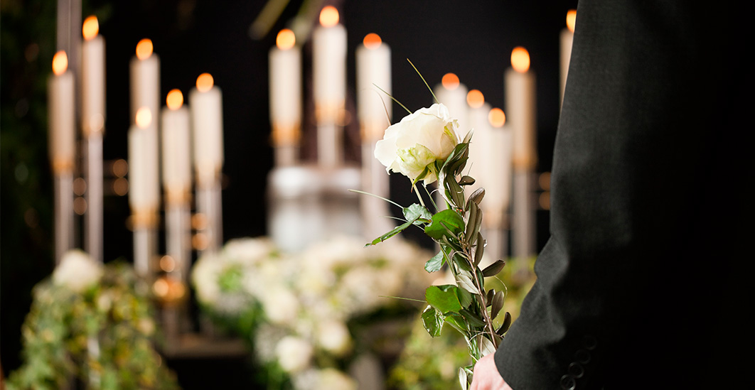 Palmi in preghiera accanto al vescovo Attilio Nostro per l’ultimo saluto alla madre Maria