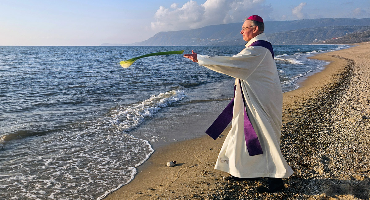 “Il mare sta gridando” – il vescovo Alberti e il rito della memoria alla Marina di Rosarno